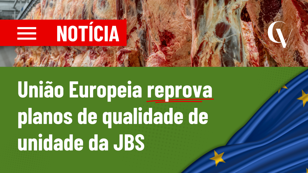 Banner de notícia sobre inspeção sanitária no setor frigorífico. Ao fundo, aparecem diversas carcaças bovinas penduradas em uma câmara frigorífica. Na parte superior esquerda, há uma faixa vermelha com a palavra "NOTÍCIA" em branco. Na metade inferior da imagem, sobre um fundo verde, está o título: "União Europeia reprova planos de qualidade de unidade da JBS". No canto inferior direito, há uma ilustração da bandeira da União Europeia, e no canto superior direito, o logotipo da Convet.