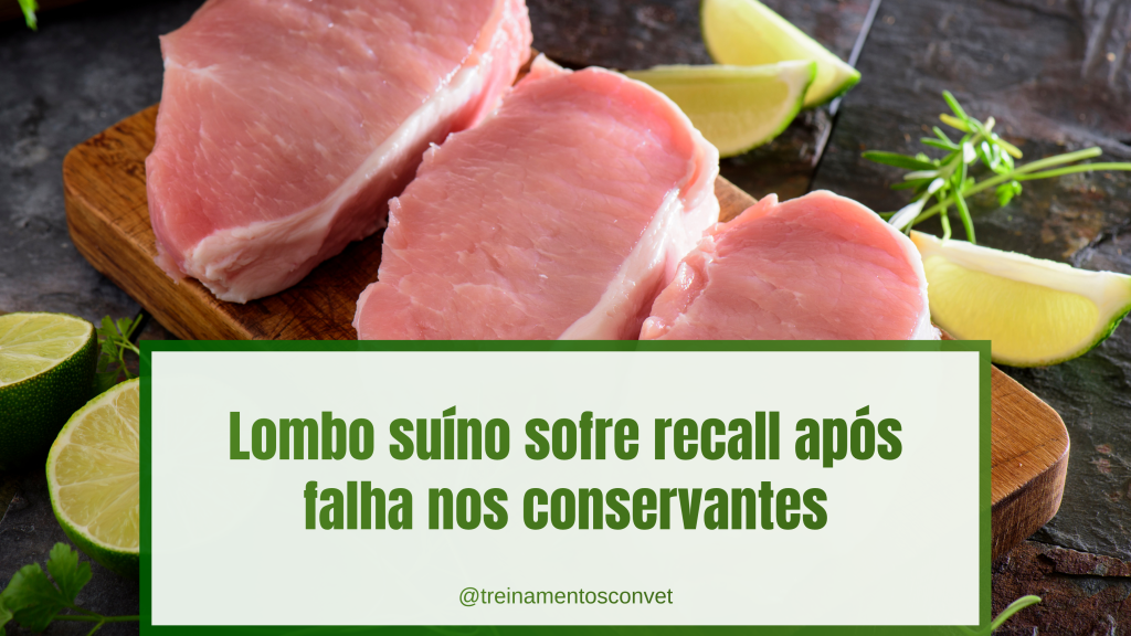 Imagem com cortes de lombo suíno cru sobre uma tábua de madeira, acompanhados de limões e ervas, com destaque para o texto: “Lombo suíno sofre recall após falha nos conservantes”. Abaixo, aparece o perfil @treinamentosconvet.